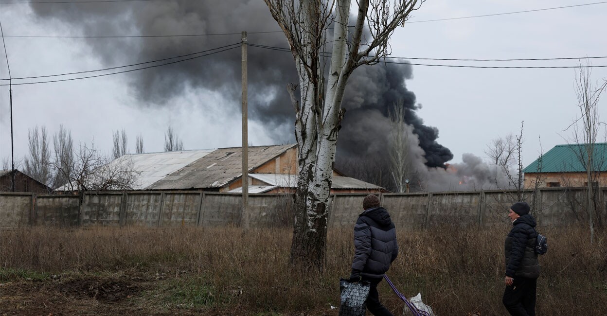 ukraine-add2 People walk past an industrial building that received a missile strike, as Russia's attack on Ukraine continues, during intense shelling on Christmas Day at the frontline in Bakhmut, Ukraine | Photo: REUTERS/Clodagh Kilcoyne
